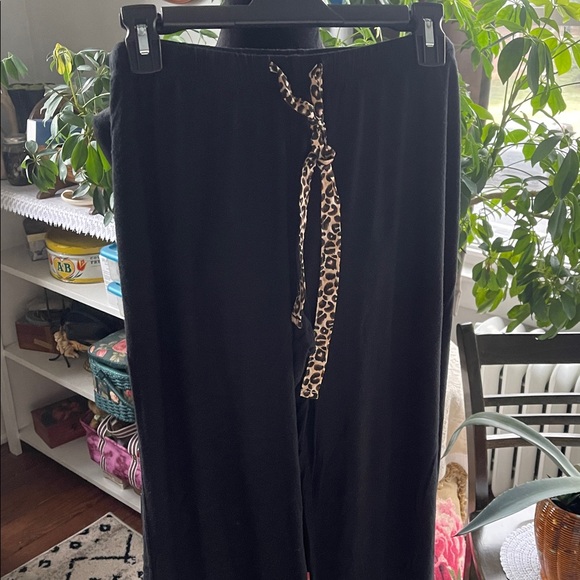 Gilligan & O’Malley Black, pajamas,Leopard Accents, button shirt. Pants tie. EUC - Picture 2 of 5